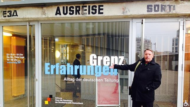 Kai Fischer, junto a la puerta de la antigua salida «legal» de Alemania del Este que pocos podían utilizar