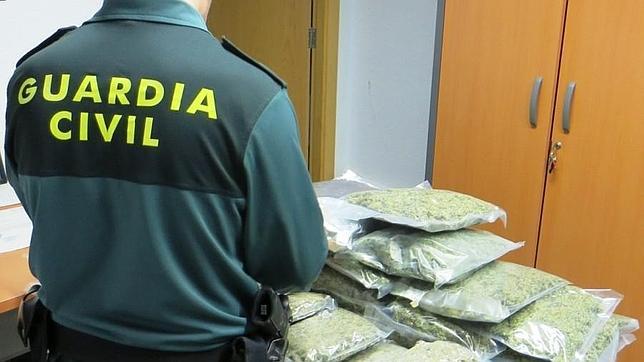 Sorprenden a dos hombres con diez kilos de marihuana