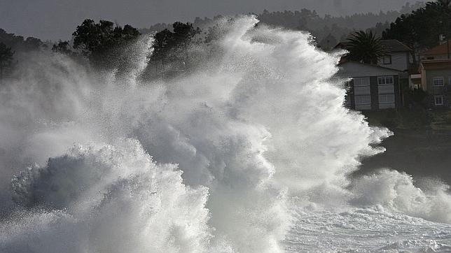 Olas de entre 4 y 5 metros de altura activan la alerta en el litoral gallego