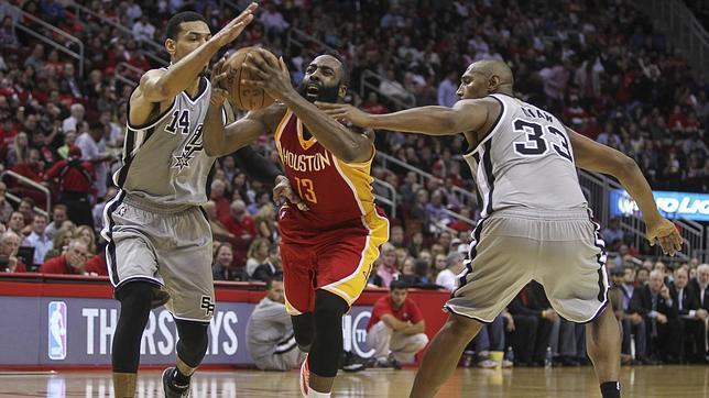 Rockets derrotan a los campeones y siguen invictos