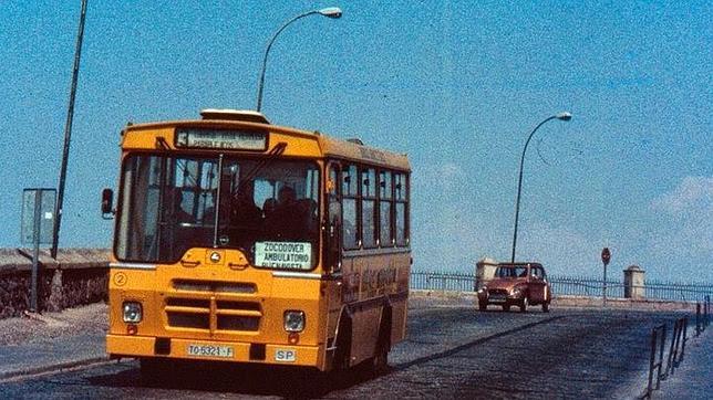 Katanga amarillo. Foto: Jesús Vigil. 1983 (Spain Travel Suite); un utobús bajando por el Miradero