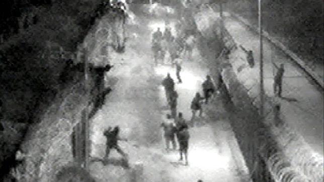 Imágenes de la Guardia Civil de 2005, tomadas por las cámaras de seguridad del perímetro fronterizo de Melilla donde unos 300 inmigrantes asaltaron la valla