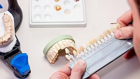 No te olvides de tus implantes dentales; también deben cuidarse