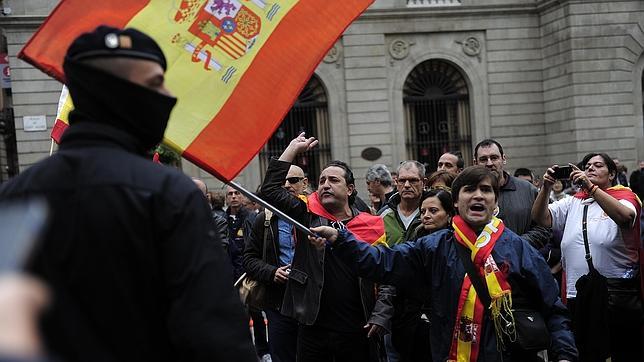 Libres e Iguales lleva el himno de España a la plaza Sant Jaume