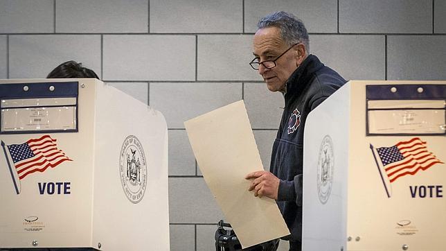 El senador Charles Schumer se prepara para votar en un colegio electoral de Brooklyn