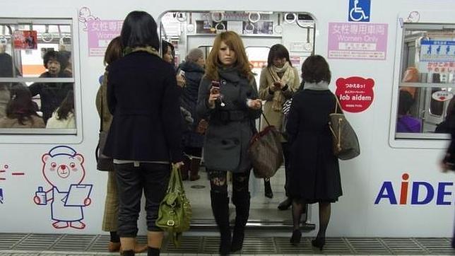 La nueva moda en Japón: bares y trenes solo para mujeres