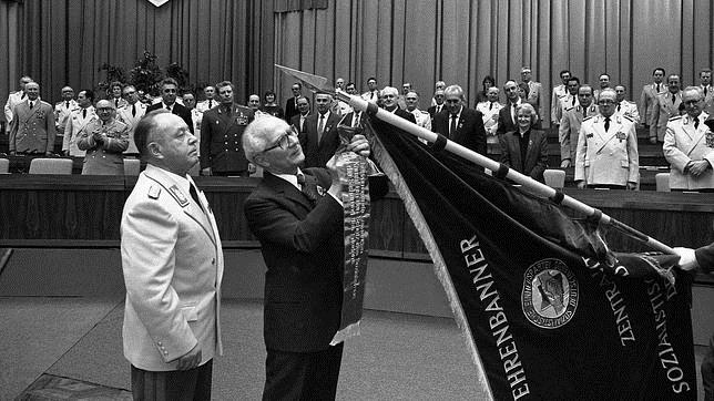 Honecker, en primer término en anto oficial en Berlín Este