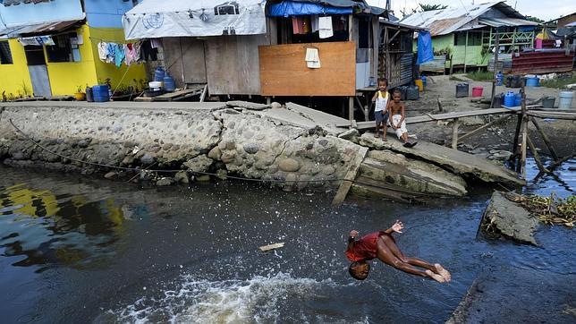 Vivir desafiando a los tifones de Filipinas en una chabola