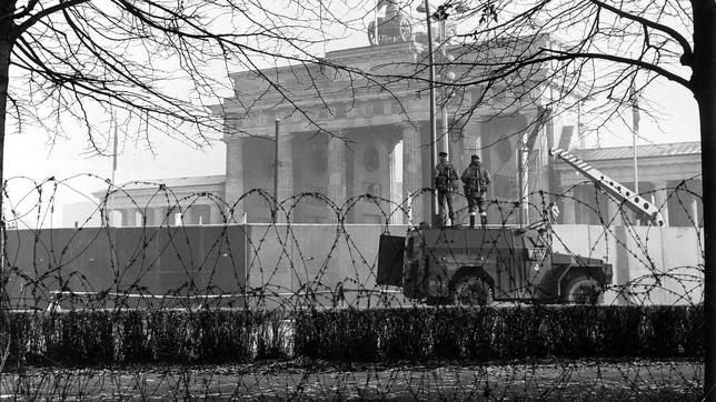 Soldados frente a la Puerta de Brandeburgo