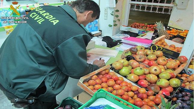 Hallan en una tienda cientos de alimentos a la venta que llevaban más de un año caducados