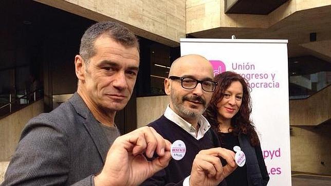 UPyD pone a la venta chapas por cinco euros para financiar sus acciones judiciales