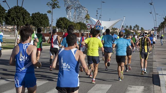 El atleta Kenz Najibe se proclama vencedor de la Media Maratón Tierra y Olivo