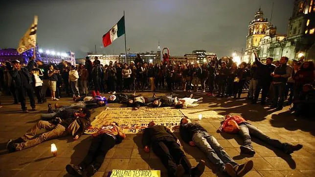 Los manifestantes se tiraron al suelo de la plaza central de la capital, simulando haber sido asesinados, en recuerdo de los estudiantes de Iguala