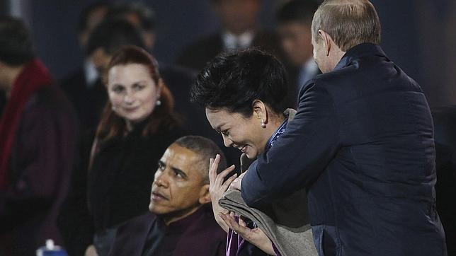 El momento en el que Putin cubría los hombros de la primera dama china