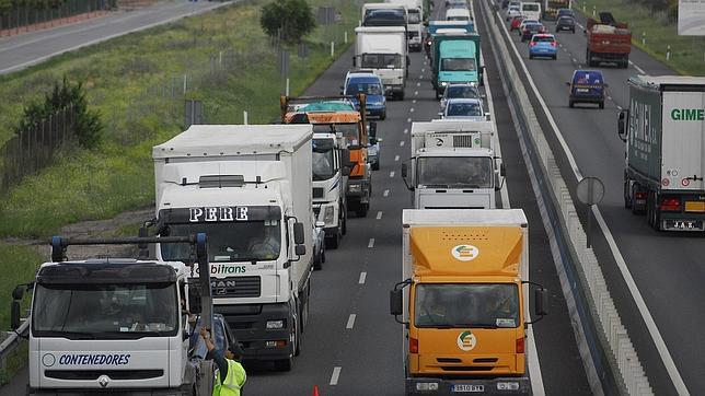 Los camioneros mantienen la huelga, pese a la devolución del «céntimo sanitario»