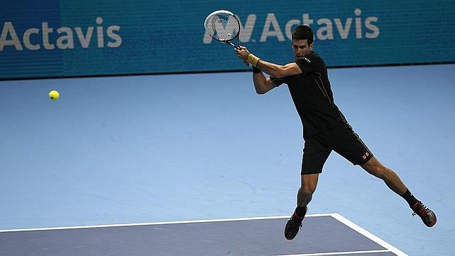 Djokovic acaricia las 'semis' y el número uno en Londres