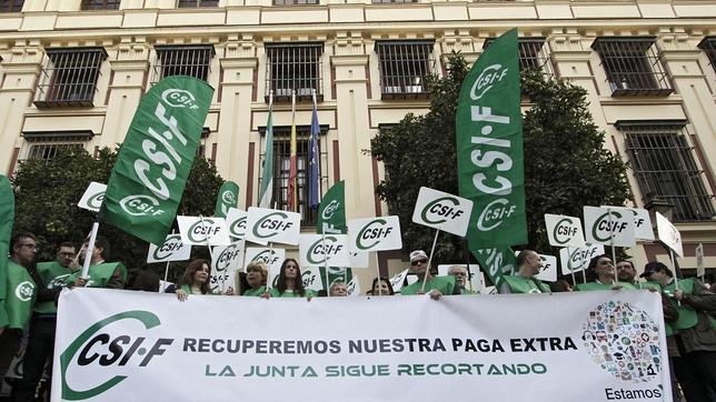 Más de mil funcionarios se concentran para protestar por el recorte de la paga extra