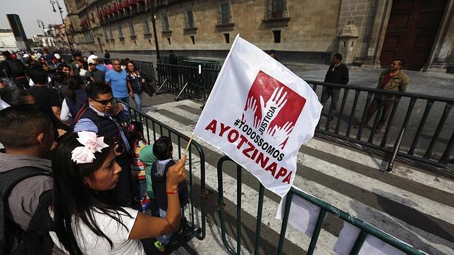 Manifestación para pedir información sobre los estudiantes desaparecidos en México D.F.