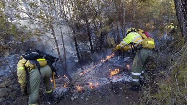 Dos forestales durante la labor de extinción del incendio en el Montgó