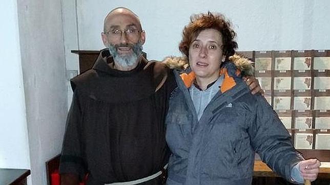 Un franciscano de Lugo, junto a la auxiliar de enfermería