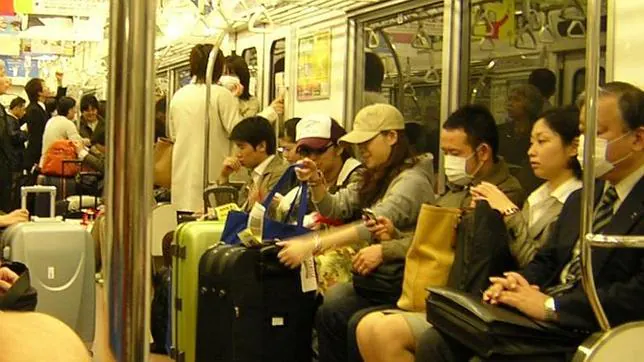 Imagen de normalidad en el metro de Tokio, donde ocurrió el atentado con gas sarín el día 20 de marzo de 1995