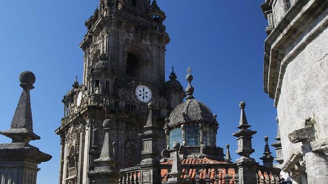 La torre del reloj de la Catedral de Santiago, de azul contra la Diabetes