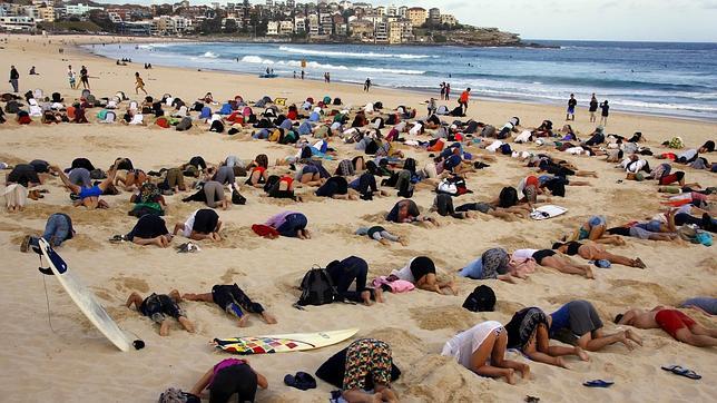 Protestan contra el inmovilismo de Australia frente al cambio climático imitando a las avestruces