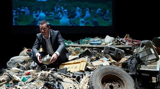 Una exposición trata de concienciar sobre el impacto de los residuos plásticos en los mares