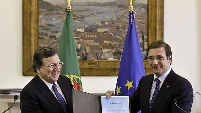El primer ministro de Portugal, Pedro Passos Coelho (d), junto a Durao Barroso