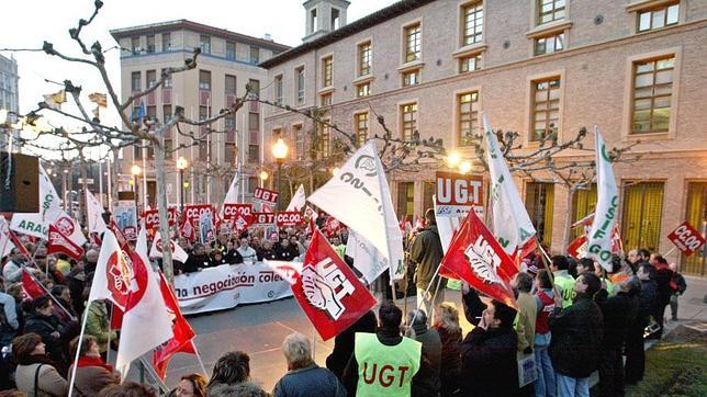 Imagen de archivo de una manifestación sindical ante la sede del Gobierno aragonés