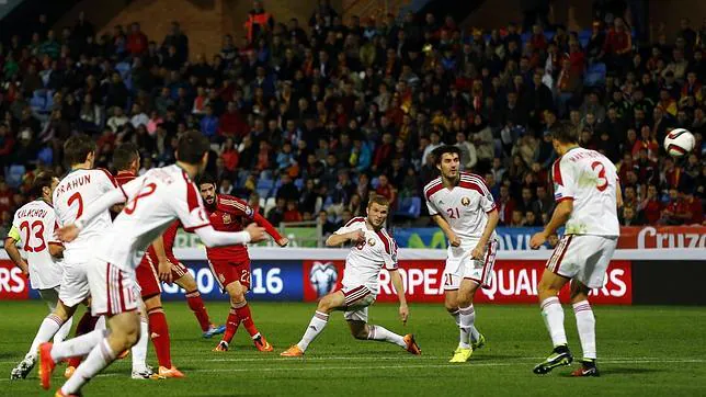 Isco dispara para lograr el primer gol de España