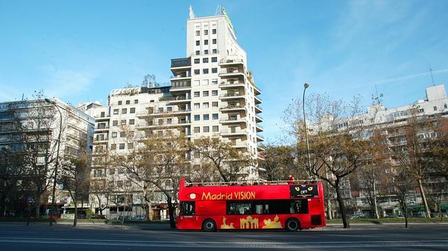 Un autobús turístico, recorriendo el paseo de la Castellana