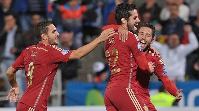 Isco recibe la felicitación de Jordi Alba y Koke tras anotar el 1-0