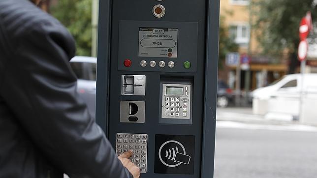 Un usuario, sacando su ticket de uno de los nuevos parquímetros inteligentes