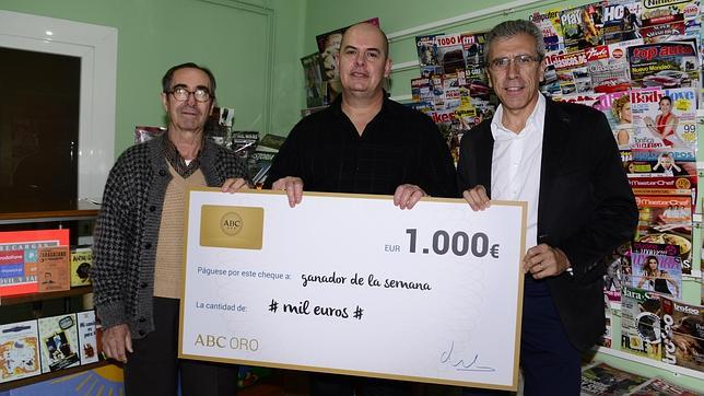 El vendedor, José López Rodríguez (izquierda), el lector de ABC, Florencio Fernández (centro) y el delegado de ABC en Castilla-La Mancha, Antonio González (derecha)