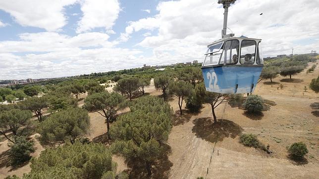 Imagen del teleférico de Madrid sobrevolando la Casa de Campo