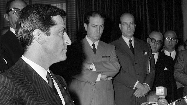 Suárez, en la jura del cargo de director general de Radiodifusión y Televisión, en 1969, presidida por Sánchez Bella (a su lado)