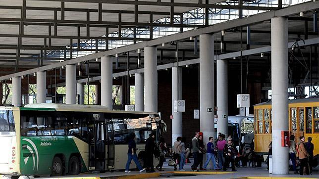 Los usuarios del Aljarafe, aunque satisfechos, reclaman más autobuses y horarios