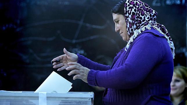 Basescu pide que se amplíe el horario del voto en Rumanía