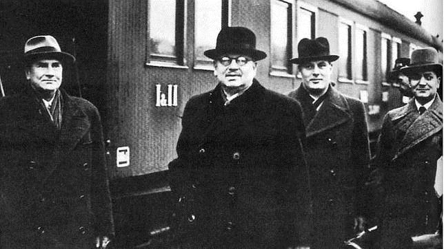 J. K. Paasikivi, consejero de Estado de Finlandia, que participó en las conversaciones de Moscú, aparece junto a sus ayudantes tomando el tren que lo llevaría a la Unión Soviética.