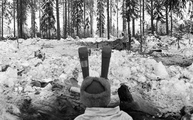 Un oficial del ejército finlandés vigila atentamente la frontera con la Unión Soviética