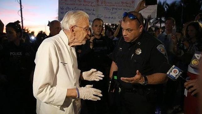 Un anciano se enfrenta en Florida a la policía porque le impiden repartir comida