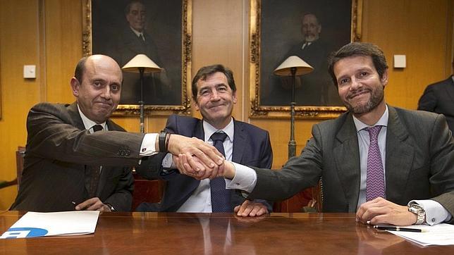 De izquierda a Derecha, Josep Lores (Consejero Director General de Avalis), Víctor Audera (Director General de Industria y de la Pequeña y Mediana Empresa), y Eduardo Curras (Director de Banca y Empresas de Banco Sabadell)