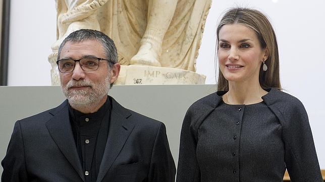 La Reina luce un diseño gris con peplum en el Premio Velázquez de las artes plásticas 2013