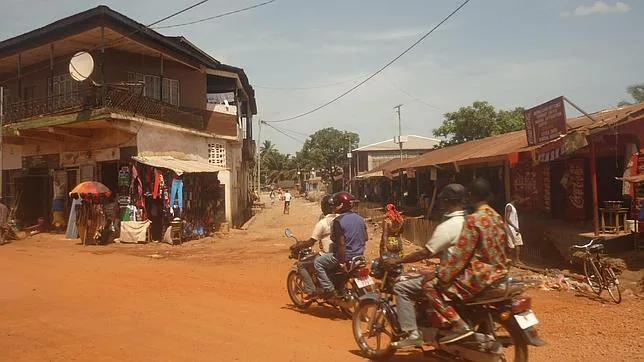 Una calle de Makeni, en Sierra Leona, «con calles polvorientas, casas que casi no se sostienen en pie»