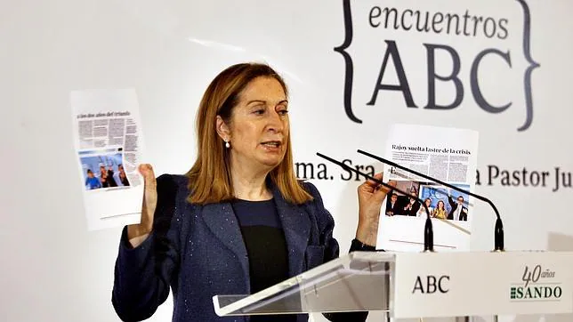 Ana Pastor enseñó titulares de ABC para reflejar el giro económico impulsado por el Gobierno