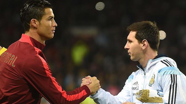 Frío saludo entre Messi y Cristiano antes del comienzo del Argentina-Portugal