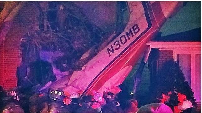 Espectacular accidente de una avioneta que atraviesa una vivienda en Chicago