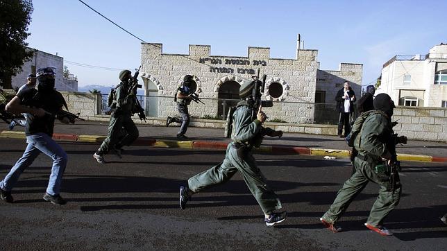 Dos atacantes matan a cinco fieles en una sinagoga en Jerusalén antes de ser abatidos