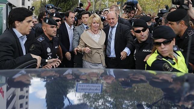 Esperanza Aguirre, escoltada por la Policía, entra a los Juzgados de Plaza de Castilla para declarar